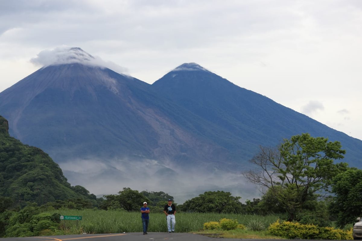La actividad del Volcán de Fuego no cesa y por momentos el material piroclástico baja por las laderas.