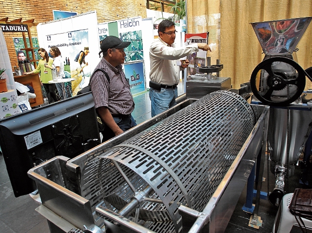 En el 28 Congreso Nacional del Café hay muestras del producto, insumos y maquinaria para diversos procesos. La actividad se desarrolla en la sede de Anacafé, zona 14.