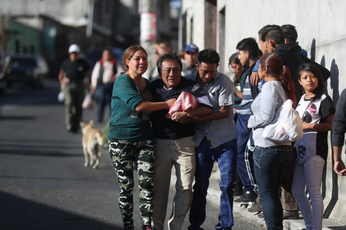 Familiares lloran la muerte violenta de Joselyn Victoria Chirix. (Foto Prensa Libre: Óscar Rivas)