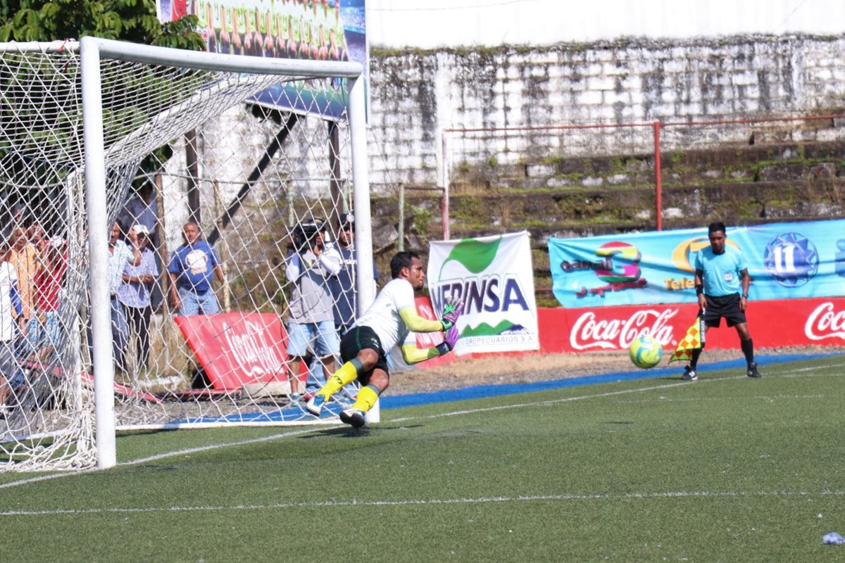 Ángel Rodríguez realizó una atajada épica que evitó la remontada de los fronterizos. (Foto Prensa Libre: Raúl Juárez)