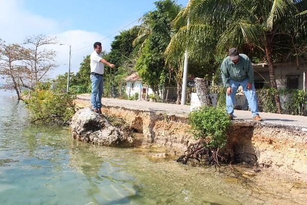 Al menos 600 metros de carretera están siendo erosionados en San Andrés, Petén.