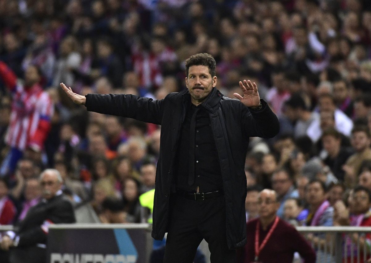 El entrenador del Atlético de Madrid, el argentino Diego Simeone exige a sus jugadores durante el duelo frente al Villarreal. (Foto Prensa Libre: AFP)