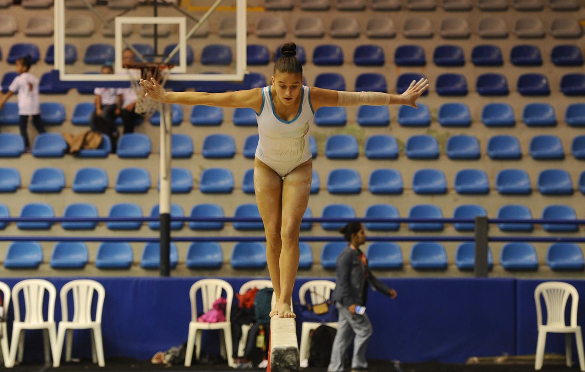 La gimnasta guatemalteca cumple con un entrenamiento en el gimnasio Teodoro Palacios Flores.