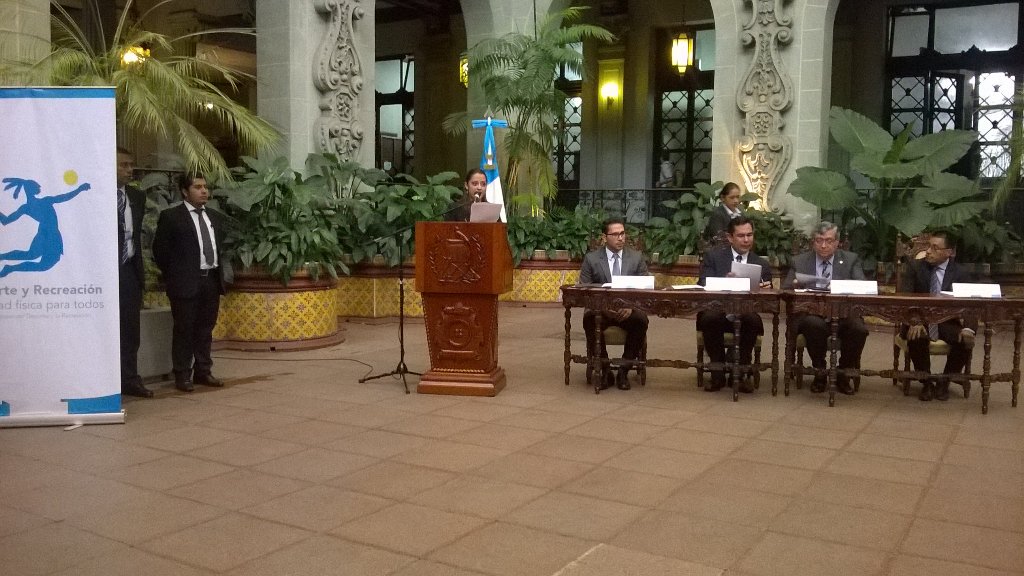 Vicepresidente Jafeth Cabrera y autoridades del Ministerio de Cultura presentan el programa Bienestar Integral, en el Palacio Nacional de la Cultura. (Foto Prensa Libre: AGN)