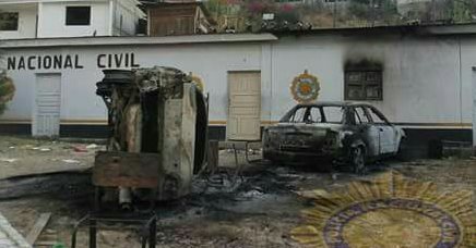 Un grupo de pobladores quemó la sede policial, dos vehículos y una motocicleta, en Aguacatán, Huehuetenango. (Foto Prensa Libre: Mike Castillo)