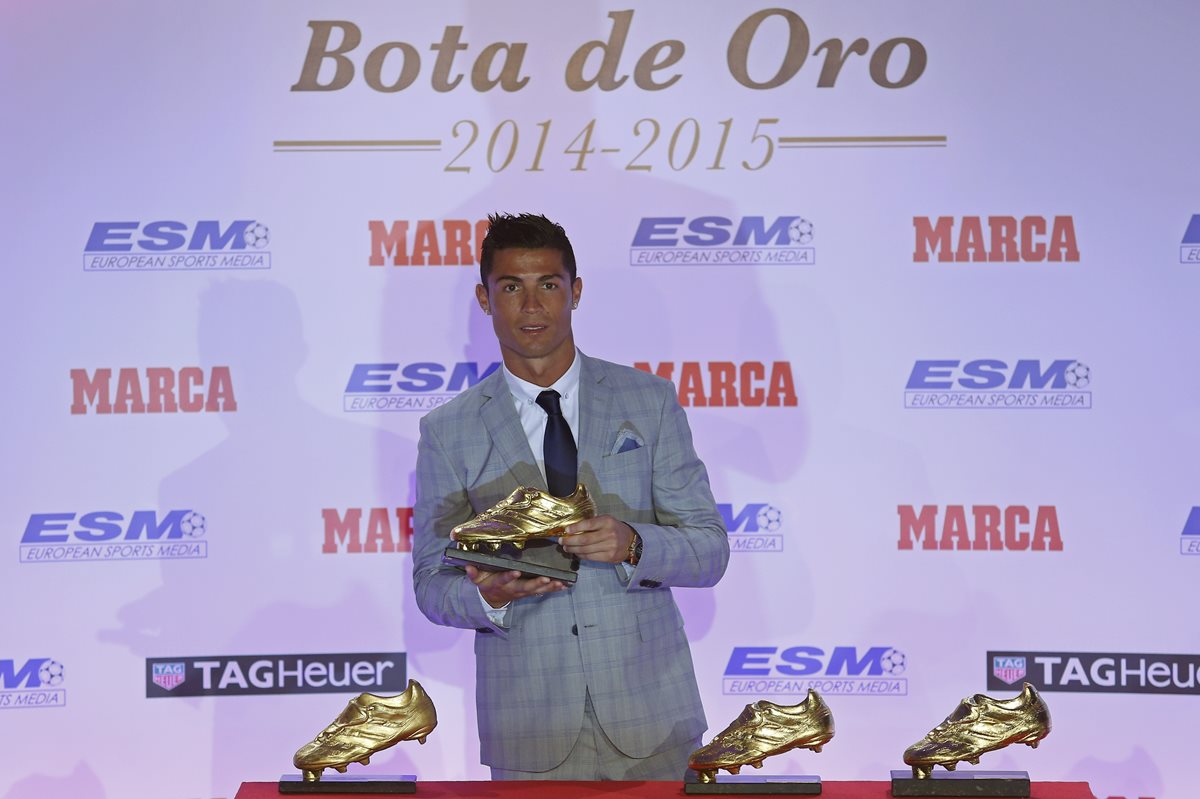 Cristiano Ronaldo posa con su cuatro Botas de Oro tras recibir la última hoy. (Foto Prensa Libre: AP)