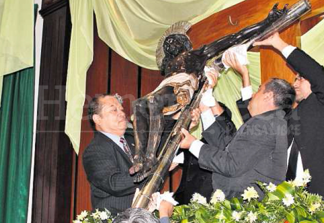 Miembros de la Hermandad bajan de su sitial al Cristo Negro de la Catedral de Flores, Petén, para veneración de los fieles. (Foto: Hemeroteca PL)