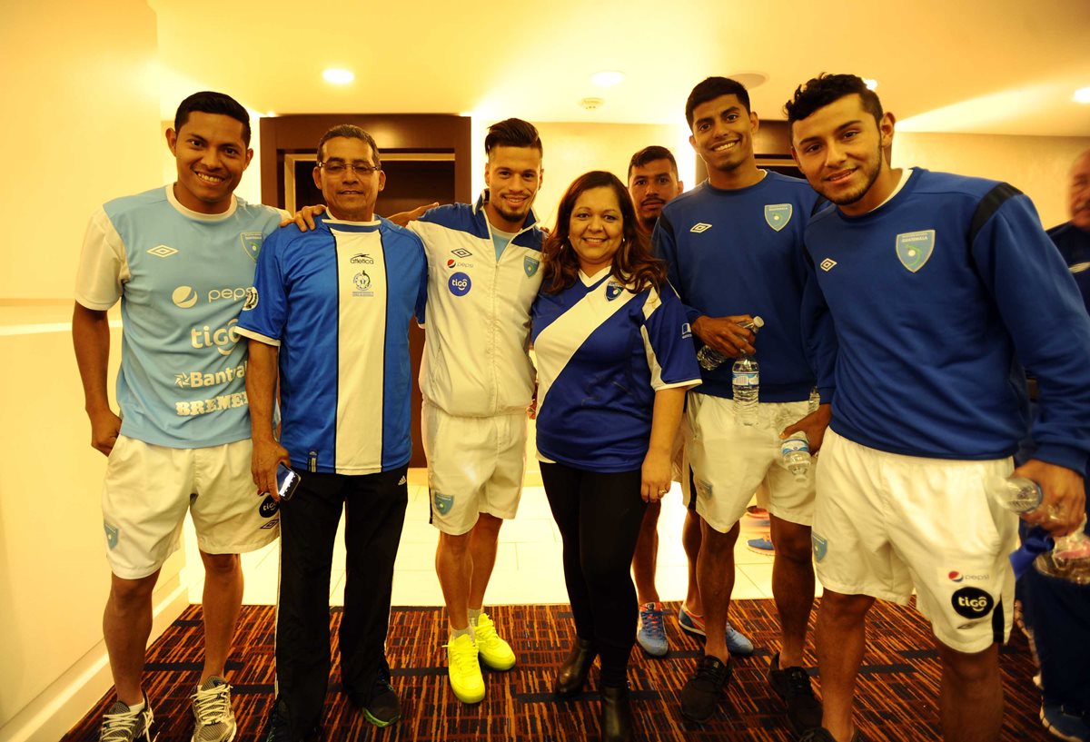 Los esposos Cabrera posan con los jugadores de la Selección Nacional en el hotel de concentración en Columbuas, Ohio. (Foto Prensa Libre: Francisco Sánchez)