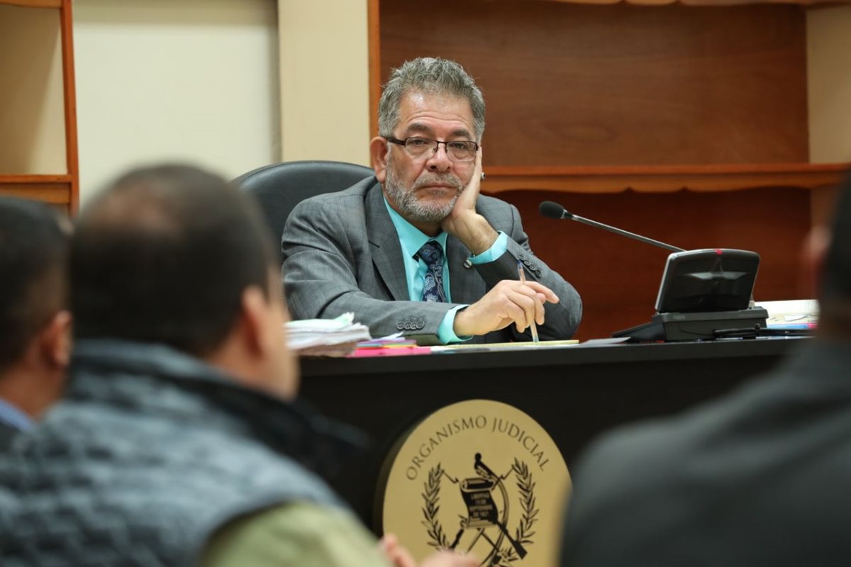 El juez Miguel Ángel Gálvez escucha la primera declaración del diputado Julio Juárez. (Foto Prensa Libre: Esbin García)
