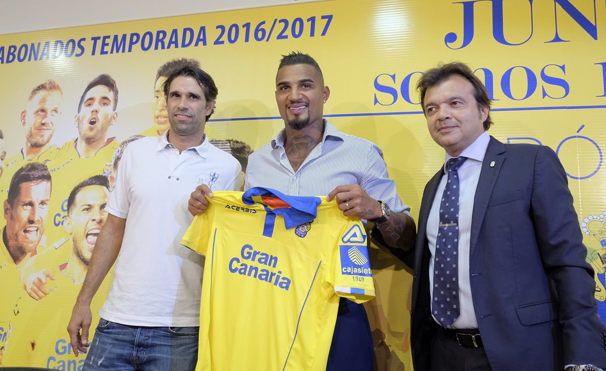 Kevin-Prince Boateng (centro) luce la camisola de Las Palmas durante su presentación. (Foto Prensa Libre: EFE).