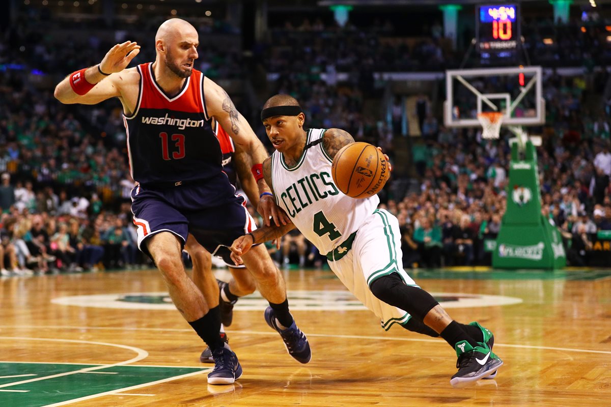 Isaiah Thoma de los Celtics mantiene la pelota mientras es marcado por Marcin Gortat. (Foto Prensa Libre: AFP)