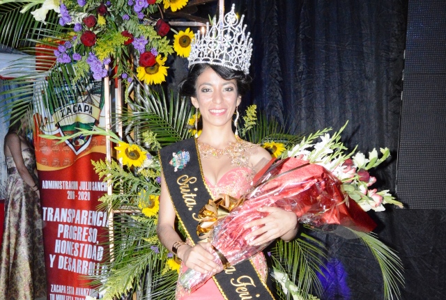 Fernanda Hernández fue investida Flor de Feria de Zacapa. (Foto Prensa Libre: Víctor Gómez)