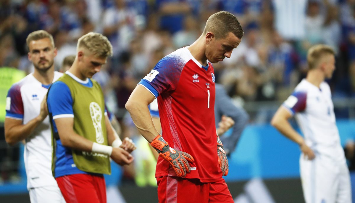 Los jugadores de la Selección de Islandia muestran su tristeza al final del partido. (Foto Prensa Libre: EFE)