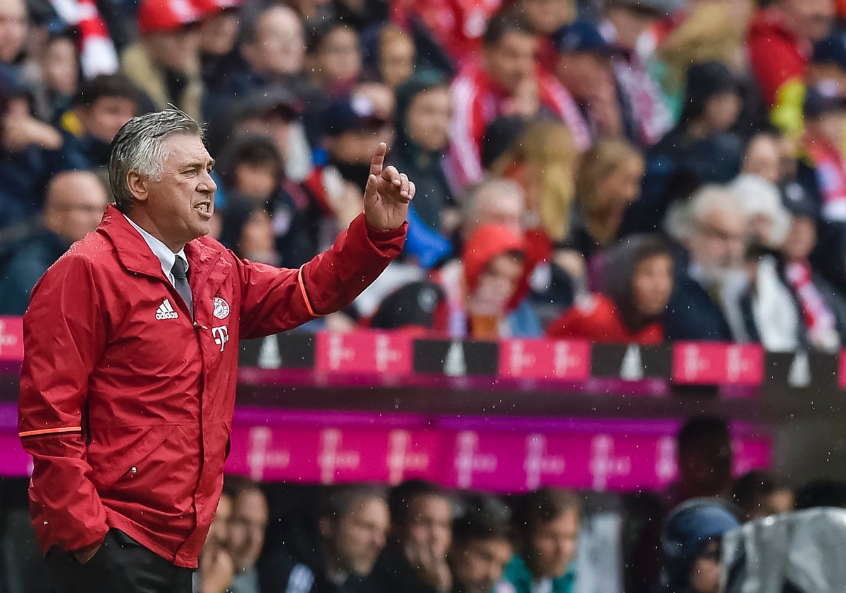 El técnico italiano Carlo Ancelotti busca incrementar su récord de victorias en un inicio de campeonato con el Bayern Munich. (Foto Prensa Libre:AFP)