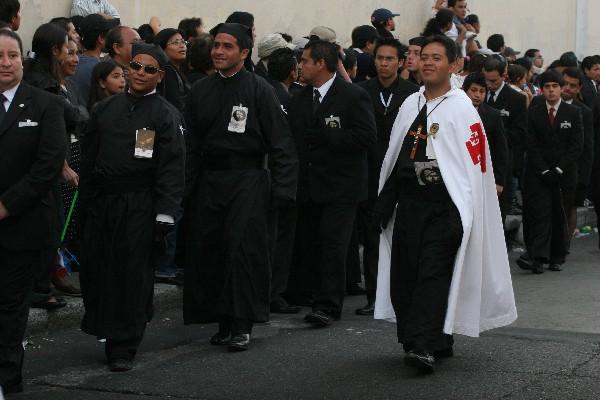 CRUZADOS Los fieles de La Recolección se diferencian del resto porque utilizan capa blanca de manta sobre su túnica negra, con la insignia del Santo Sepulcro. Esta cuesta Q1 mil aproximadamente. (Foto Prensa Libre: Edwin Castro)