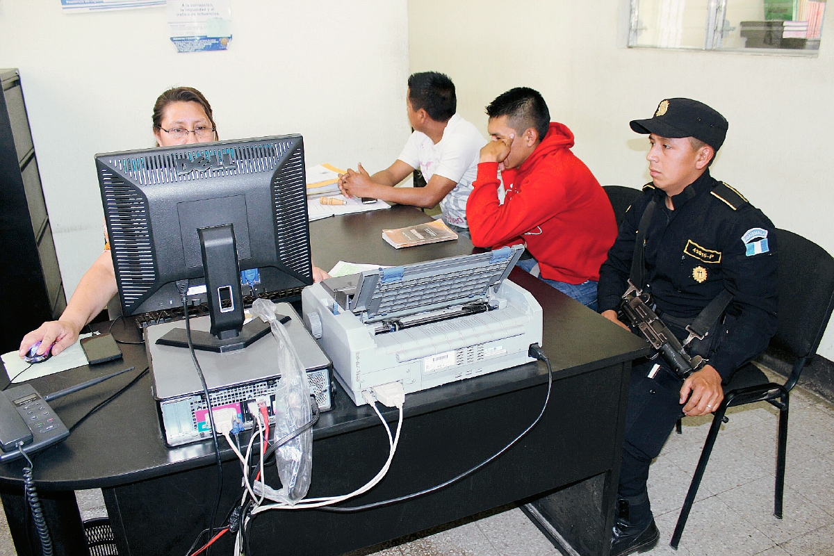 Los agentes   de PNC Carlos Rufino Adonaí Martínez y Juan Elías Torres Pérez   fueron consignados r por dos delitos. (Foto Prensa Libre: Óscar Figueroa)