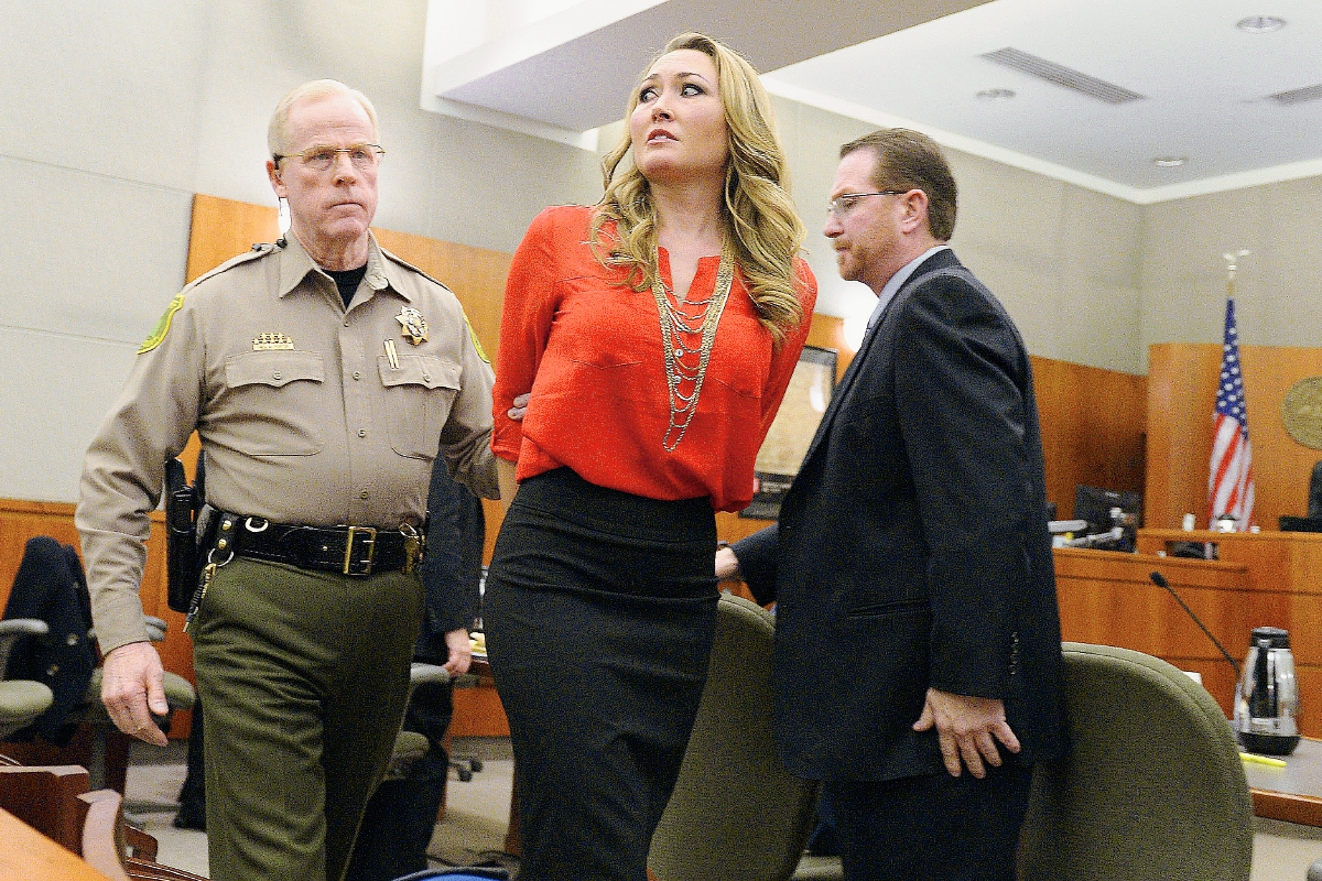 Brianne Altice es llevada en custodia durante una comparecencia judicial por el caso en enero de este año. (Foto Prensa Libre: AP).