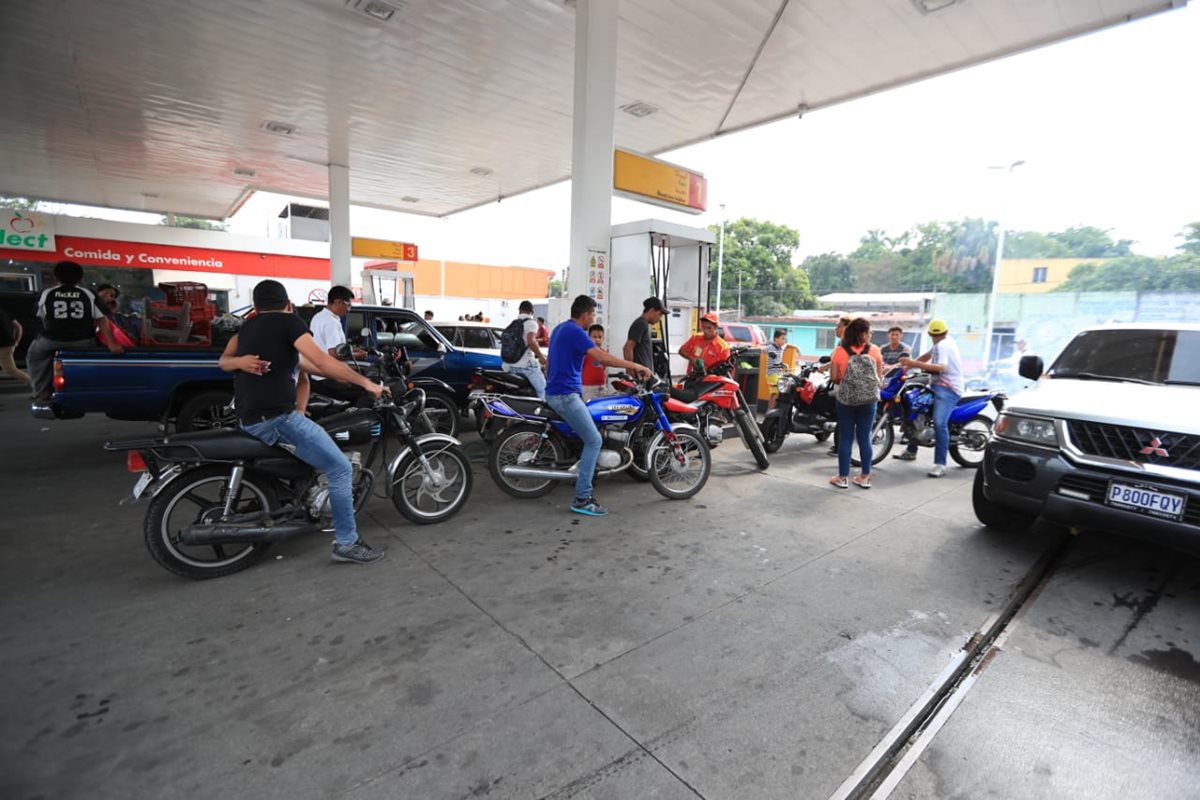 Los centros expendedores de gasolina se vieron abarrotados ante la demanda.