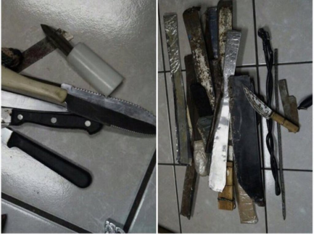 Machetes y objetos punzo cortantes fueron localizados en una requisa en el Centro Preventivo de la zona 18. (Foto Prensa Libre: Mingob)