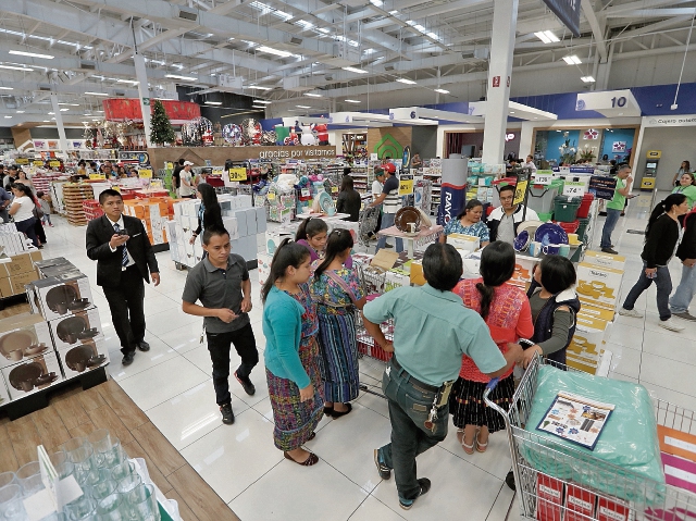 Cemaco realizó la Gran Venta Hasta la Medianoche, que marcó la temporada de ofertas. (Foto Prensa Libre: Esbin García)