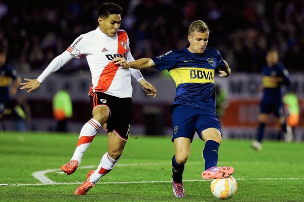 Gutiérrez y Colazo pelean por el balón, en uno de los clásicos de la trilogía. Hoy se volverán a enfrentar. (Foto Prensa Libre: AP).