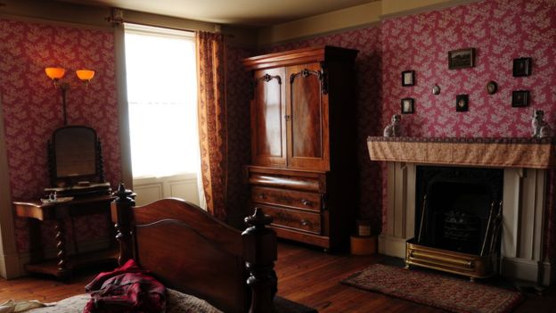 Las habitaciones se decoraban con cortinas pesadas, muebles oscuros, alfombras y empapelados estampados. GETTY IMAGES