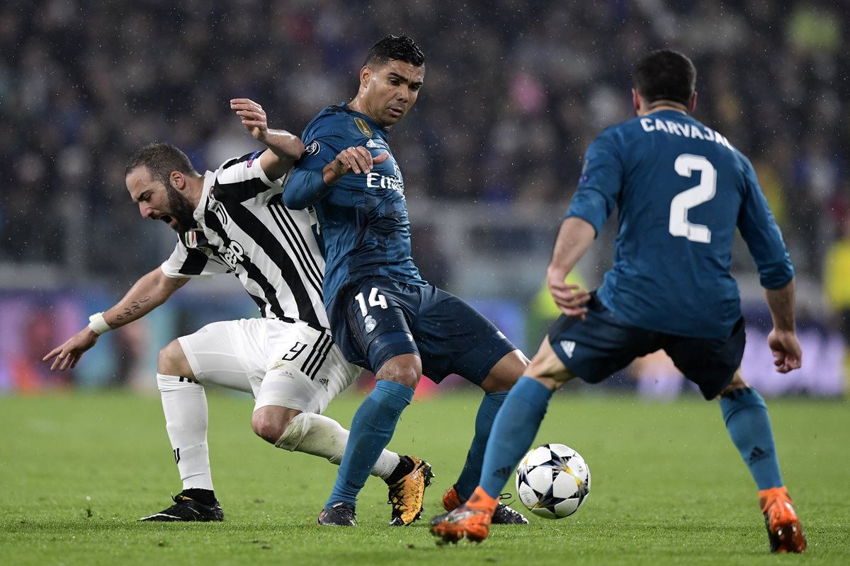 Gonzalo Higuaín fue neutralizado por la defensa del Real Madrid. (Foto Prensa Libre: AFP)