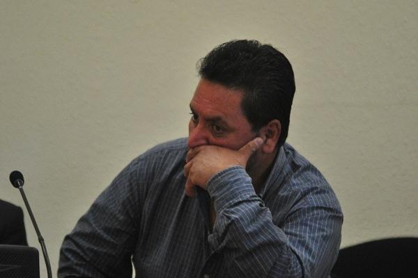 Joel Jacobs Díaz, condenado por agresión sexual, escucha al juez del Tribunal Segundo de Sentencia Penal de Quetzaltenango. (Foto Prensa Libre: Alejandra Martínez)