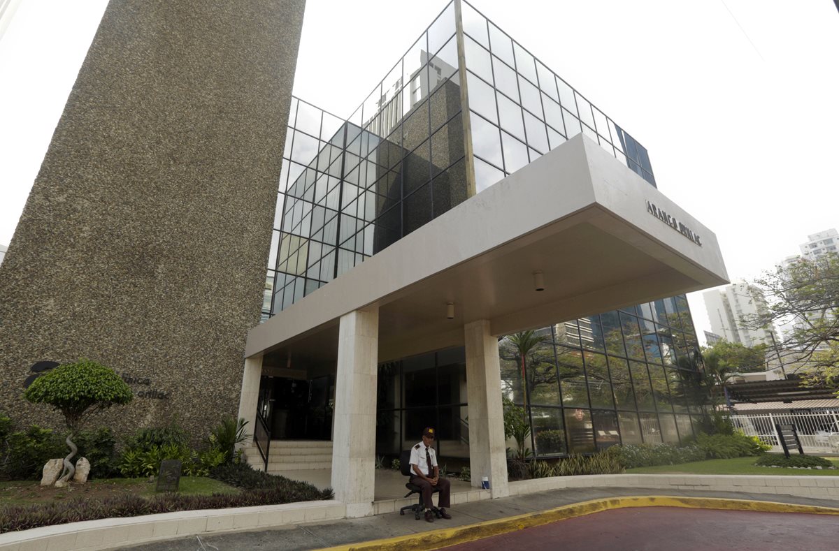 Un guardia de seguridad resguarda las instalaciones del bufete Mossack Fonseca en Ciudad de Panamá. (Foto Prensa Libre: AP).