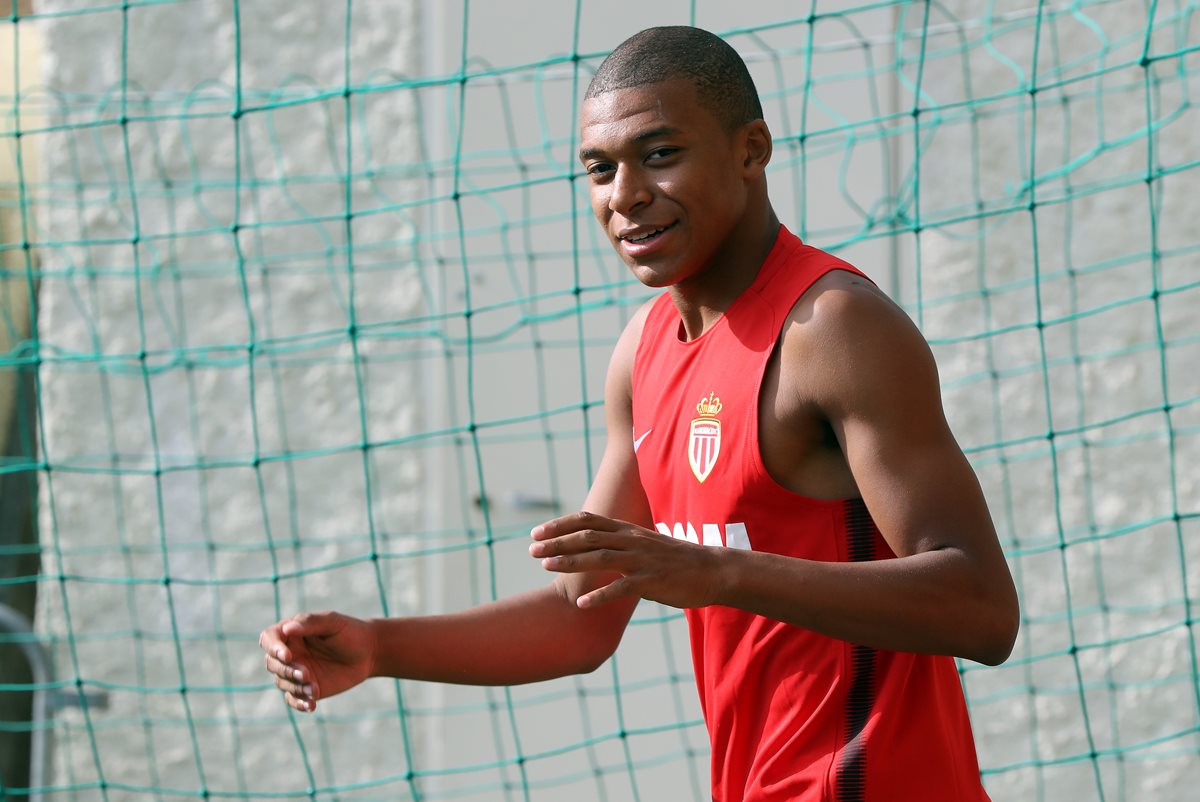 Kylian Mbappé es pretendido por el Real Madrid y el Manchester City. (Foto Prensa Libre: AFP)