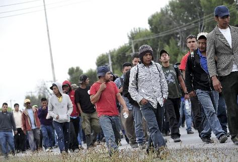 La pobreza, la extrema pobreza, la desigualdad social, laboral y  salarial, son los principales factores que impulsan la migración hacia   EE. UU. (Foto Prensa Libre: EFE).