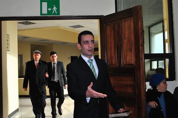 Luis Fernando Monterroso Bolaños se presenta en el Juzgado Tercero de Instancia Penal de Quetzaltenango. (Foto Prensa Libre: Alejandra Martínez)