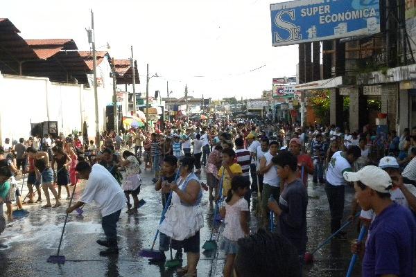 alrededor de 350 vendedores colaboraron para hacer la limpieza, y   los Bomberos Voluntarios apoyaron  con una motobomba  para acarrear agua.