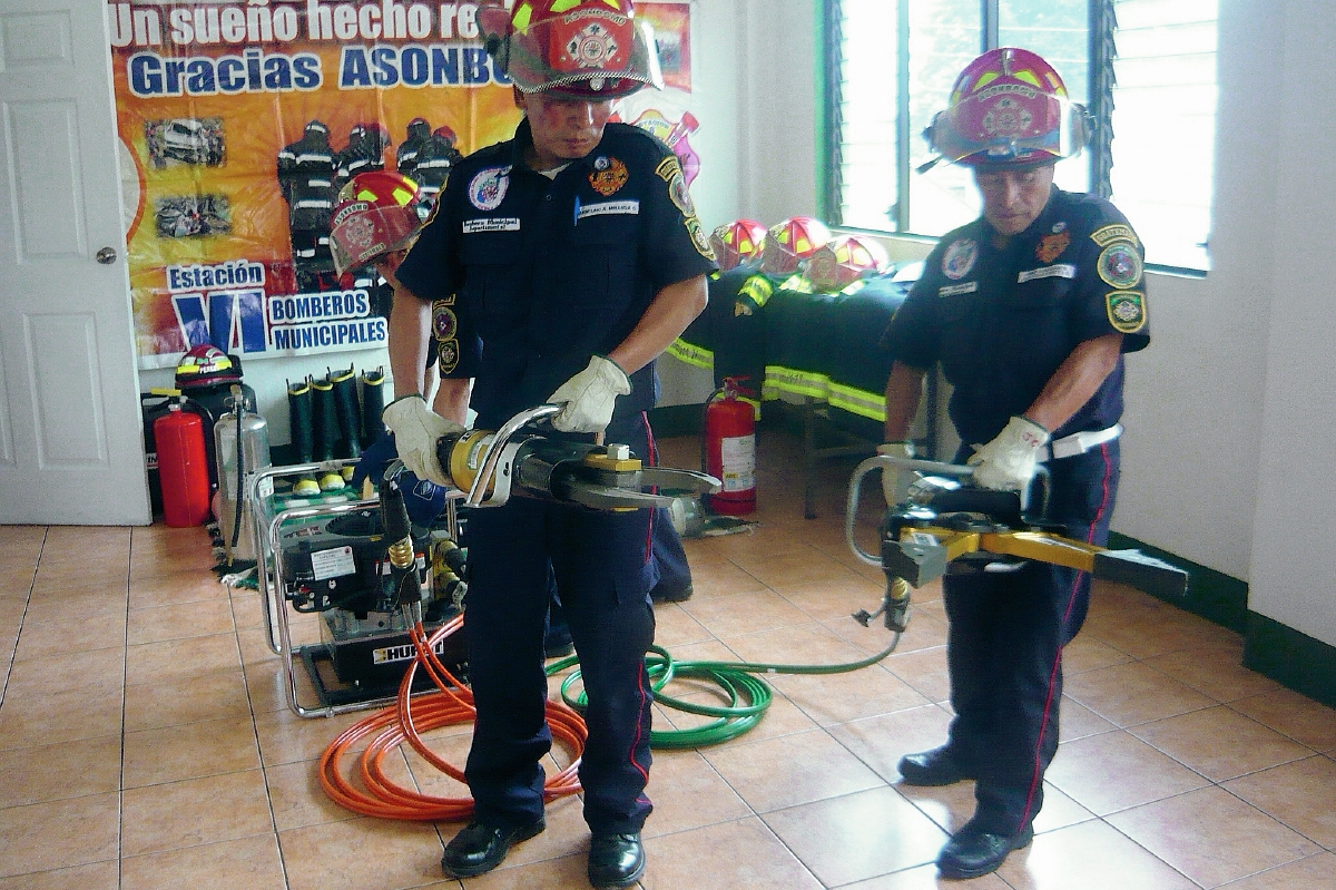 Elementos de Bomberos Municipales Departamentales muestran el equipo hidráulico con el que cuentan para Semana Santa. (Foto Prensa Libre: Genner Guzmán)