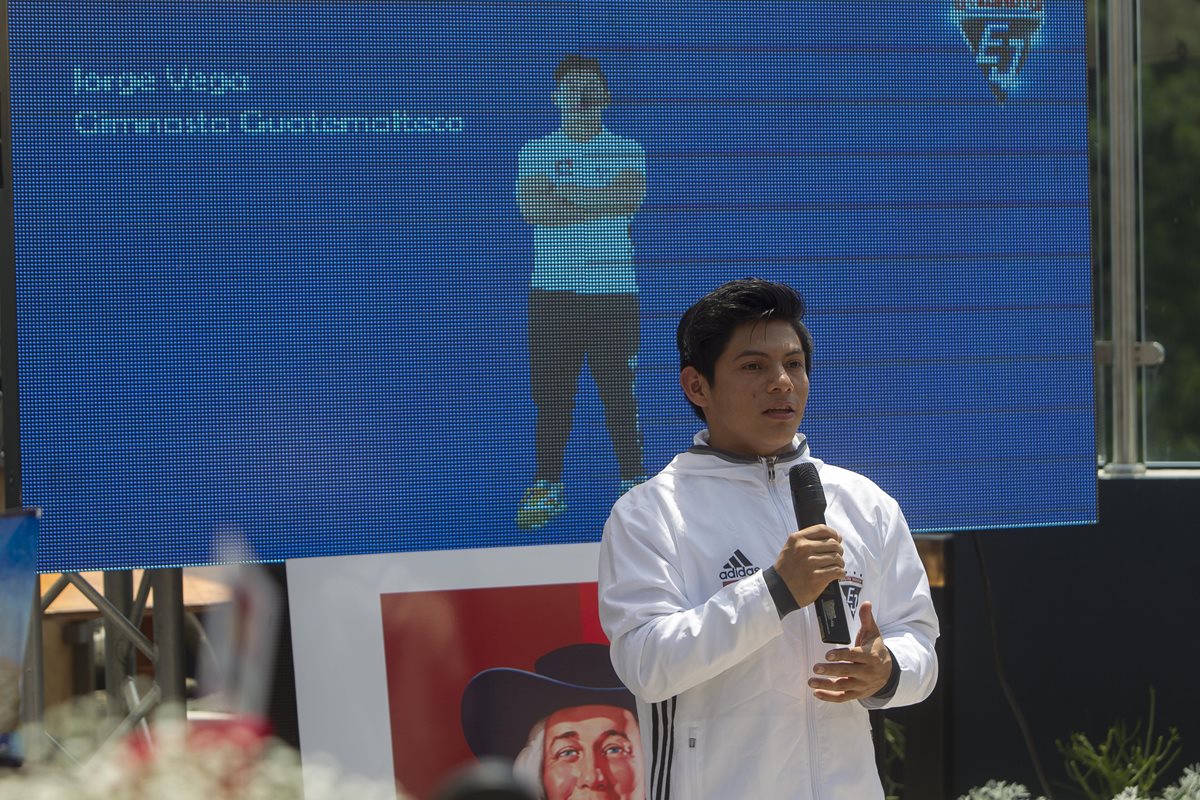 El gimnasta guatemalteco Jorge Vega durante su presentación como parte del equipo Quaker para todo el 2017. (Foto Prensa Libre: Norvin Mendoza)