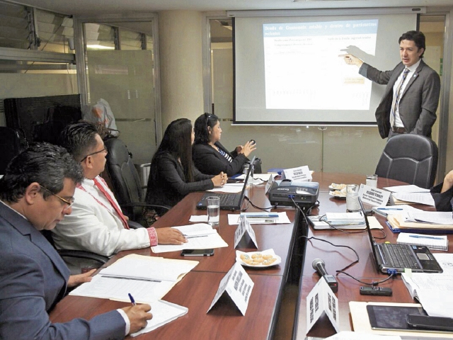 Víctor Martínez, viceministro de Finanzas, expone a diputados del bloque Alianza Ciudadana el plan de gasto 2017. (Foto Prensa Libre: ESBIN GARCÍA)