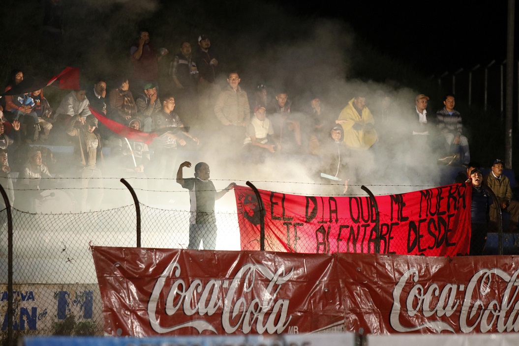 La Barra Gris de Carchá apoyó durante todo el partido a su equipo frente a Cobán Imperial. (Foto Prensa Libre: Eduardo Sam Chun)