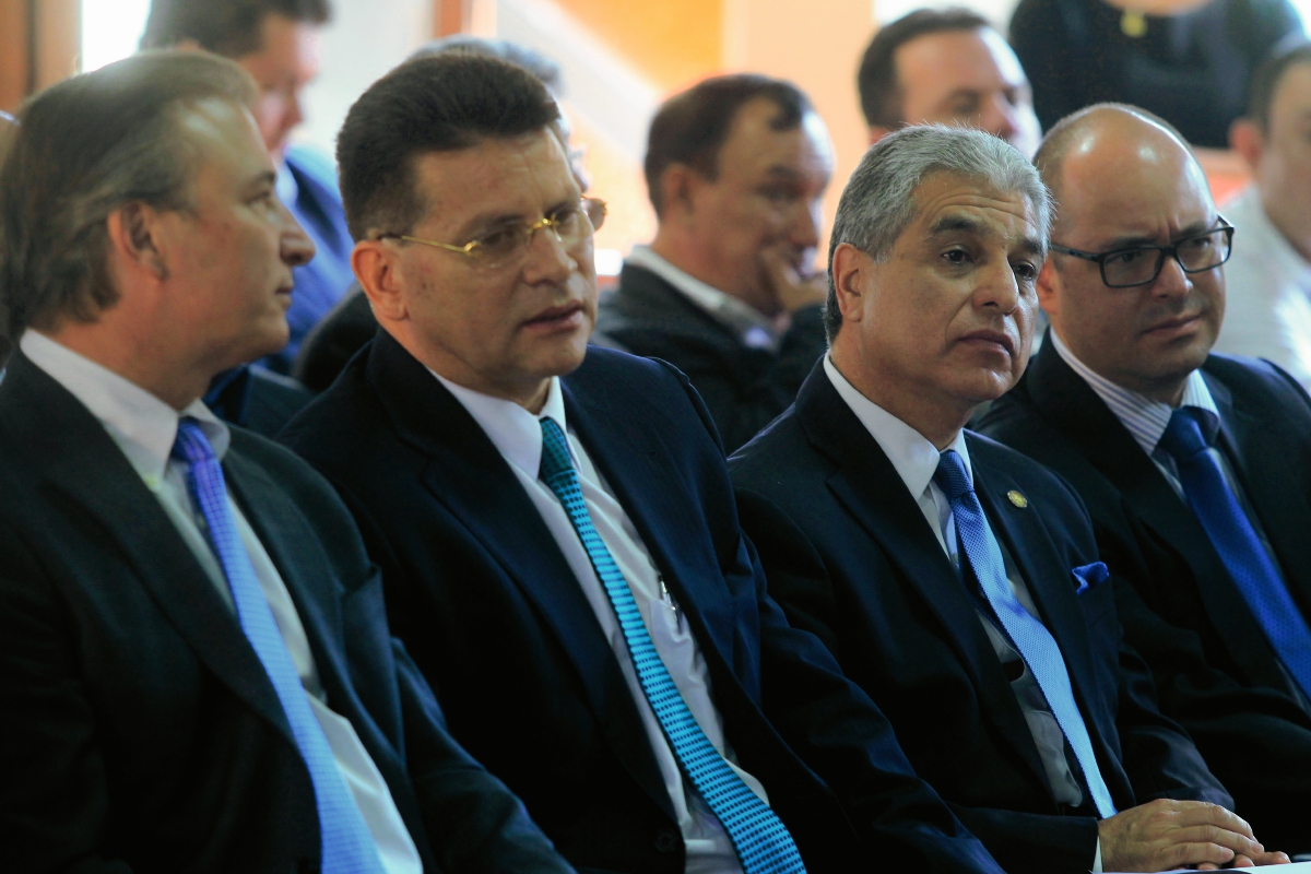 Sergio de la Torre, Ministro de Economía (izquierda)  y Carlos Contreras, Ministro de Trabajo (tercero) participaron el jueves en la vista pública en la Corte de Constitucionalidad.  (Foto, Prensa Libre: Edwin Bercián).