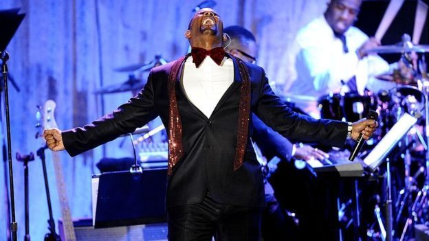 Mientras batallaba acusaciones de la policía de Chicago de pornografía infantil, R Kelly continuó lanzando éxitos como su álbum "Trapped in the closet" (GETTY IMAGES).