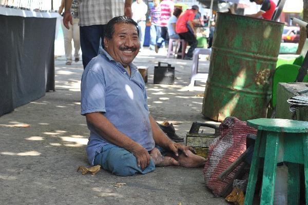 marvin  López trabaja como lustrabotas, en Retalhuleu.