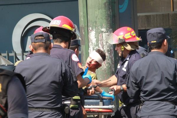 Bomberos atienden a Édgar Humberto Pineda Taracena.