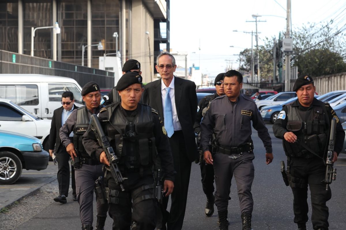 El expresidente Álvaro Colom llega a la Torre de Tribunales para rendir su primera declaración. (Foto Prensa Libre: Érick Ávila)