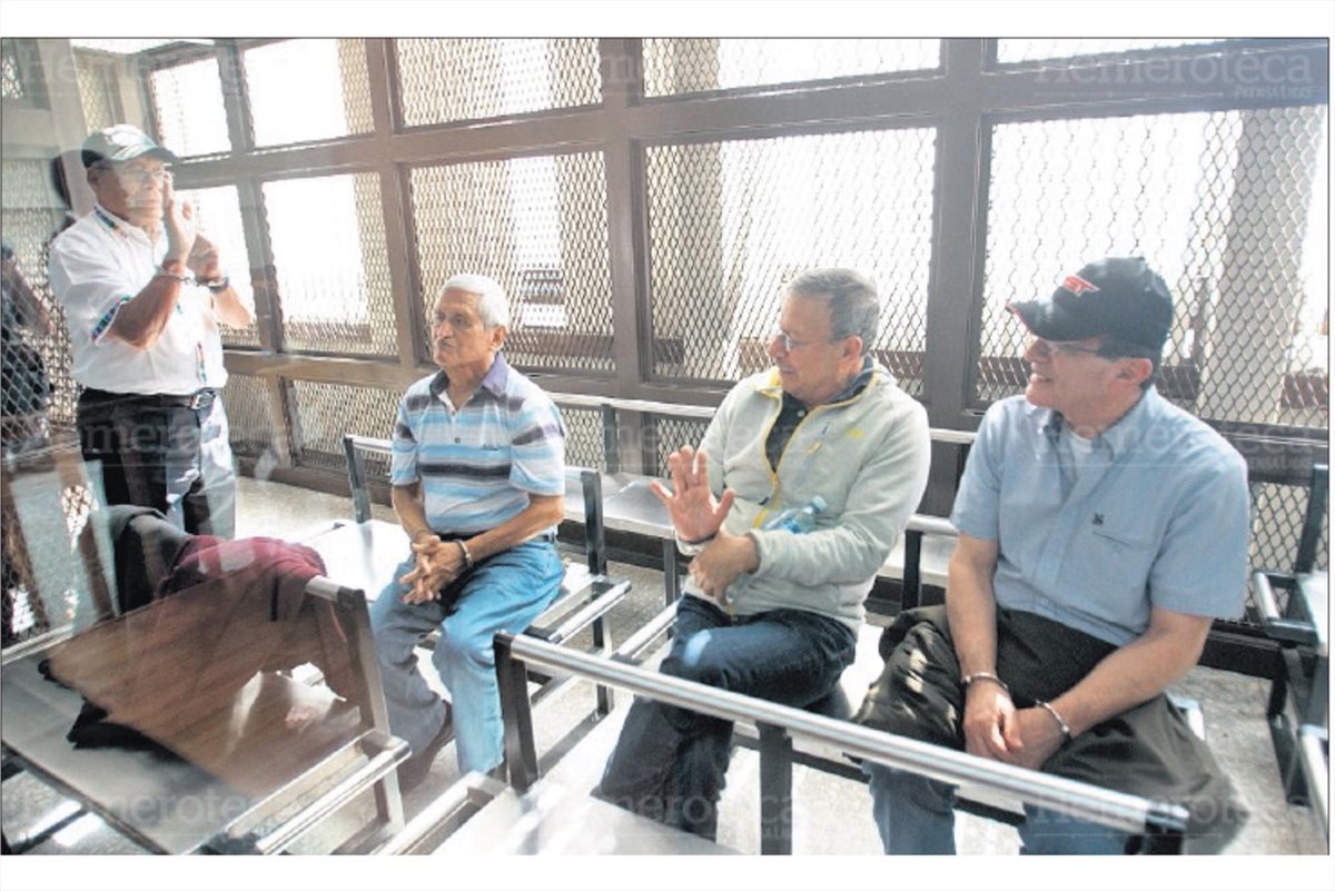 Byron Barrientos, a la derecha, capturado el 6 de enero de 2016 junto a otros militares, por crímenes contra la humanidad. (Foto: Hemeroteca PL)