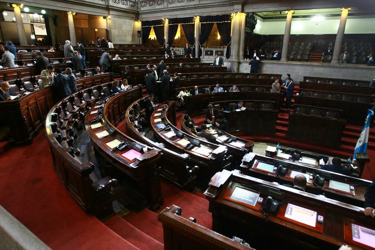 Sólo 67 diputados asistieron a la sesión plenaria de este sábado, donde debían conocer los amparos para repetir la elección de Conamigua, Junta Monetaria y Renap.(Foto Prensa Libre: Álvaro Interiano)