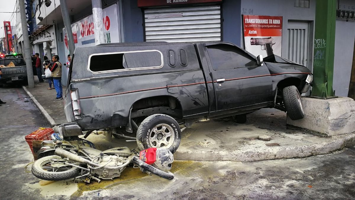 La motocicleta se incendió al impacto contra el vehículo. (Foto Prensa Libre: Estuardo Paredes)