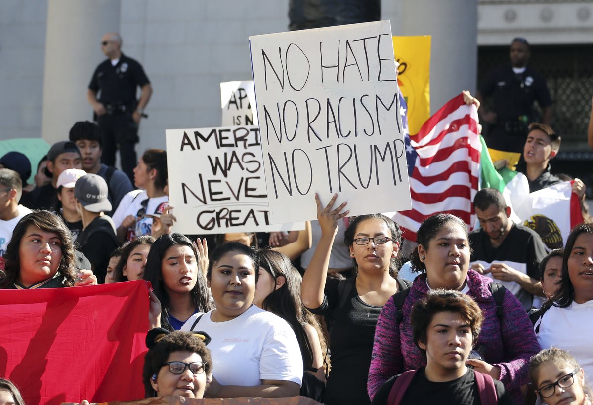 Padres de familia latinos protestan en California contra las políticas migratorias anunciadas por el recién electo Donald Trump. (Foto Prensa Libre: AP).