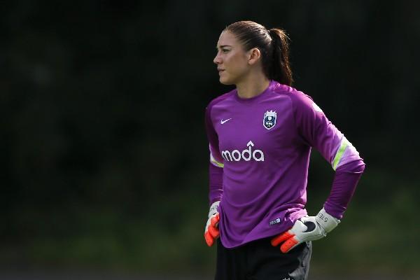 La portera estadounidense, Hope Solo no solo es noticia en el campo, sino también en su vida personal. (Foto Prensa Libre: AP)<br _mce_bogus="1"/>