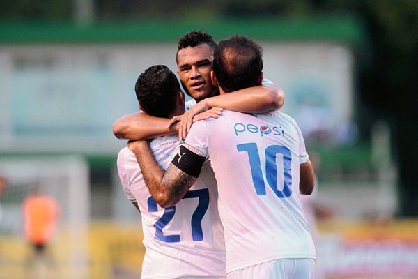 José Contreras, Rolando Blackburn y Marvin Ceballos, festejan el triunfo de Comunicaciones frente a Coatepeque. (Foto Prensa Libre: Norvin Mendoza)