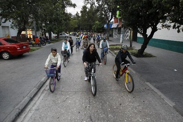 Niños y adultos  recorren  la 6a. avenida zona 1.