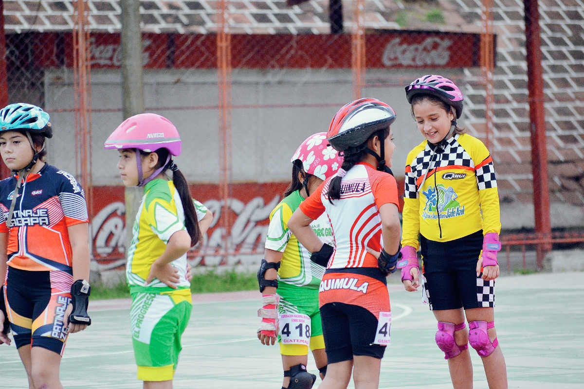 De los  55 patinadores de tres departamentos que participaron en la competencia que se realizó en las canchas polideportivas Carlos Luna, en Zacapa, 18 clasificaron a los Juegos Nacionales. (Foto Prensa Libre: Víctor Gómez)